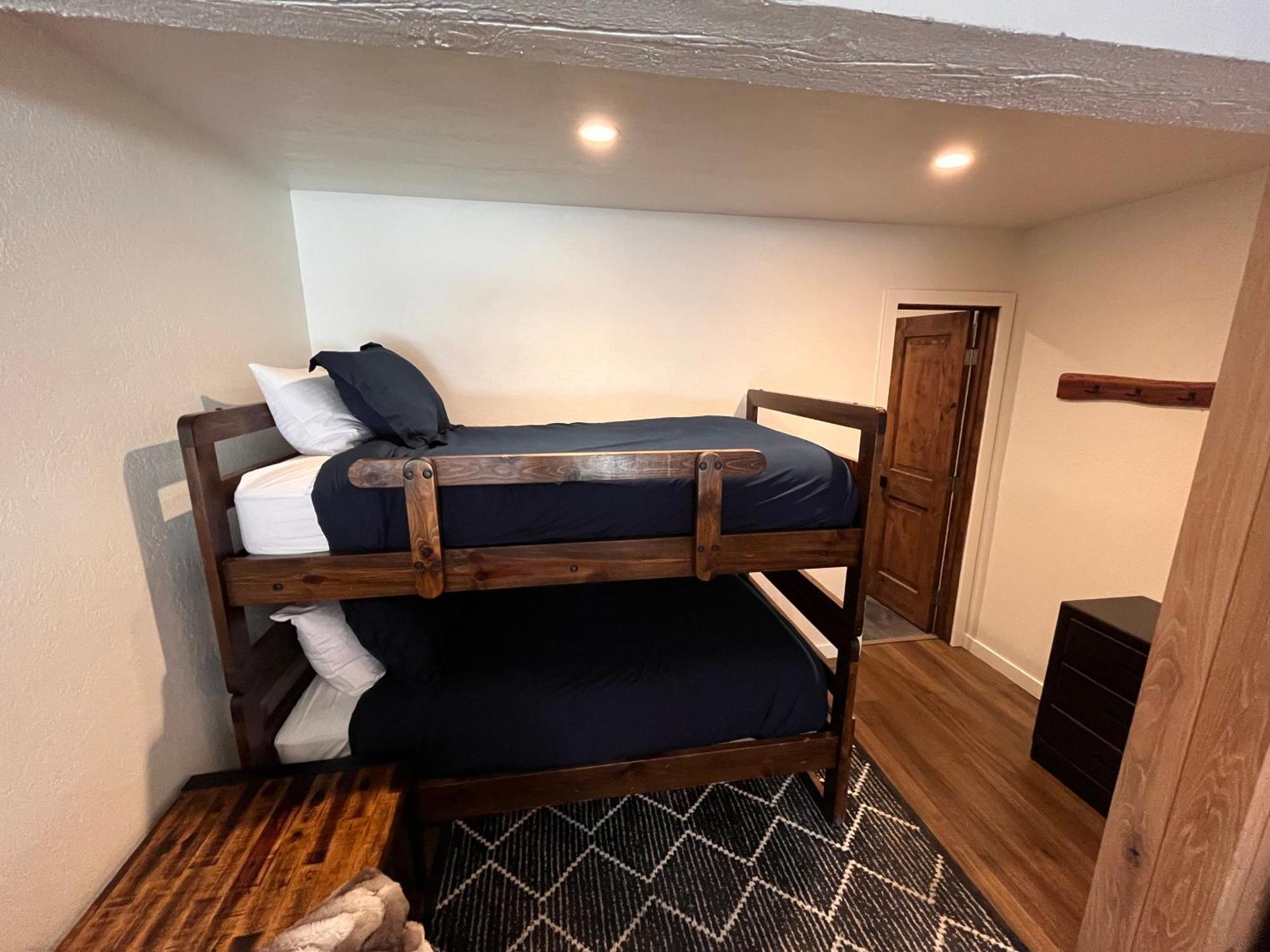 Tastefully Remodeled Condo At Mammoth Ski & Racquet Club, Hot Tub, Garage, 10 Min Walk To Ski Lifts Mammoth Lakes Luaran gambar